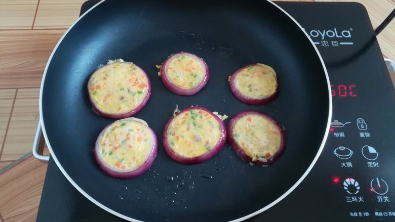 洋葱蔬米饼,洋葱蔬米饼煎到表面凝固,翻面再煎1分钟就可以出锅了