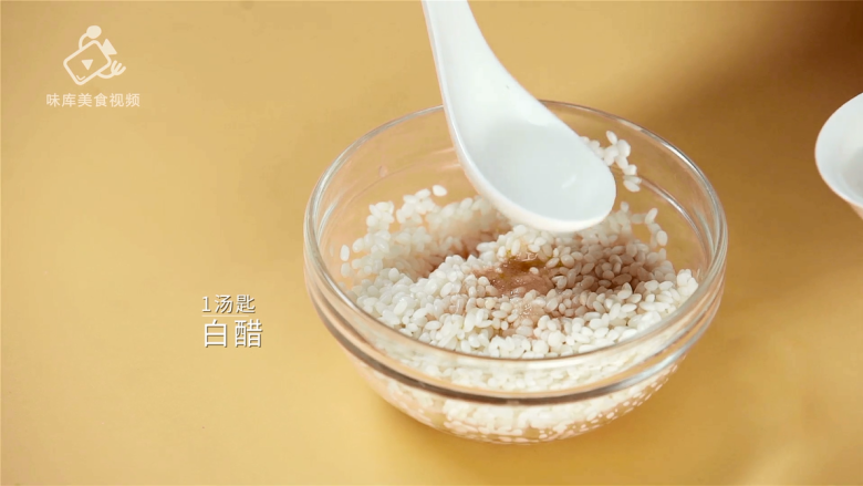 甜粽子和咸粽子都过时了!鲜果粽子才是王道, 1汤匙<a style='color:red;display:inline-block;' href='/shicai/ 715'>白醋</a>