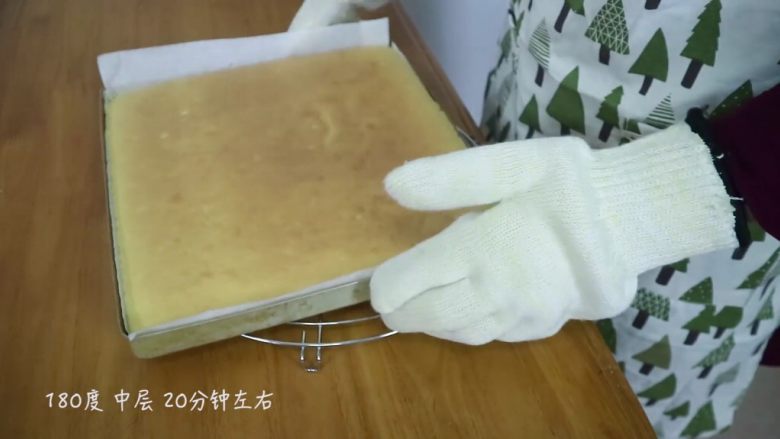 芒果分蛋海绵蛋糕卷,放入烤箱180度烤20分钟左右,出炉震盘冷却
