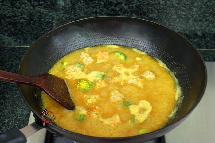咖喱猪肉胡萝卜丸子,边煮边搅拌,煮至咖喱汁浓稠,即可关火盛起
