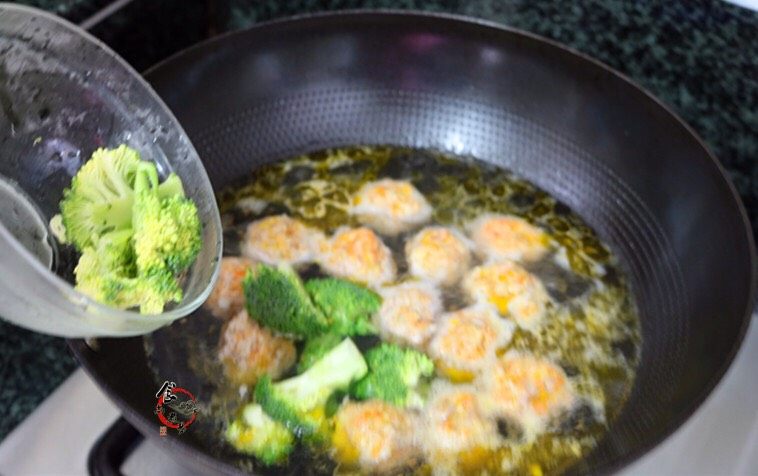 咖喱猪肉胡萝卜丸子,倒入西兰花,调成大火