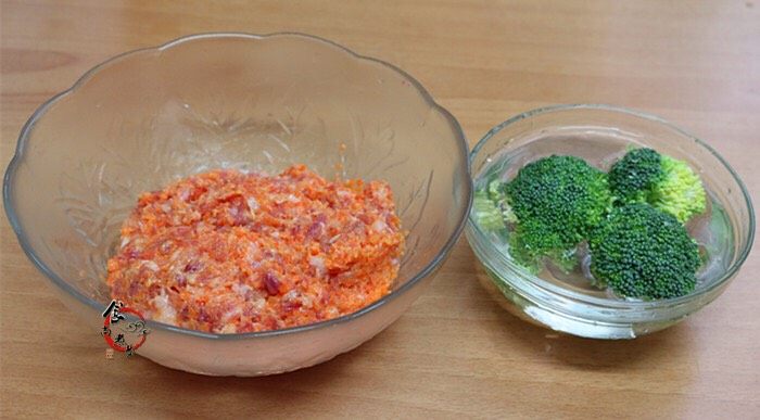 咖喱猪肉胡萝卜丸子,拌好的肉沫腌制片刻,西兰花用盐水浸泡片刻