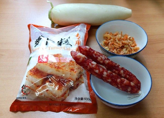咸香粤式萝卜糕,备好食材,市面上有专用的袋装萝卜糕粉销售的,非常方便。确实找不到,就用<a style='color:red;display:inline-block;' href='/shicai/ 7127'>粘米粉</a>调糊