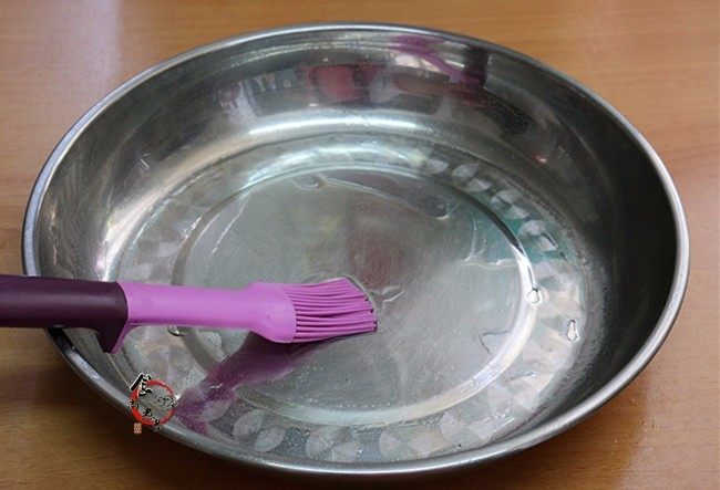 咸香粤式萝卜糕,不锈钢蒸盆内涂抹一层食用油,