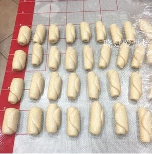 烘焙蛋黄酥
,依次做好,我的省时方法是不需要松弛,直接进行第二次擀卷,记得如果手慢的话要盖保鲜膜保湿