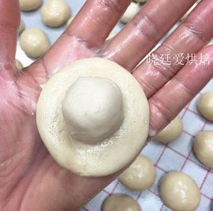 烘焙蛋黄酥
,一般我是使用一次性无粉手套,第一不沾,第二卫生,用油皮分别包好油酥