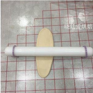 烘焙蛋黄酥
,我个人习惯使用定高擀面杖,这样擀出的酥皮厚度一致,不需要过长,记得你的手就是尺子