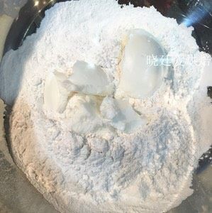 烘焙蛋黄酥
,油酥材料混合,混合好的油酥不会是粉状,能够揉捏成团,装袋备用