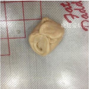 烘焙蛋黄酥
,拿出一个饼胚,两头对捏压扁,尽量四下擀开,就是上下左右,你擀的次数越多,层次越不好,不圆没关系,我们在包的过程中可以挤压就能包紧的