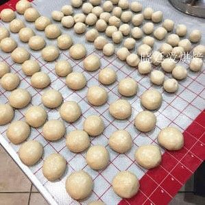 烘焙蛋黄酥
,分别把油皮油酥分成15个,节省时间方法就是我的油皮和油酥都不用称分量,姐已经包饺子练出揪皮,哈哈,基本上能分出大小差不多的等份