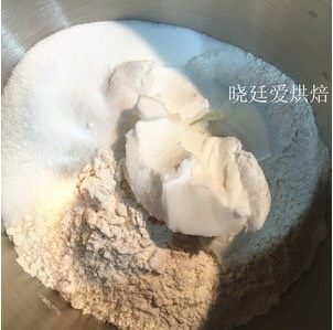 烘焙蛋黄酥
,（都不需要把猪油融化成液体使用）油皮材料放置面包桶或者搅拌机中混合，虽然我们使用的面粉不一样，但一定要保证<a style='color:red;display:inline-block;' href='/shicai/ 156925'>水</a>量够，这是决定我们在多次擀卷过程中不干皮的主要原因，有的方子介绍使用低粉及混合好即好，这点我是不同意的（我的要求是使用中粉，有筋度还要揉到光滑能拉出膜）揉好后装袋松弛，手揉的话，开始的时候会沾手，要揉到一定程度才不会粘。