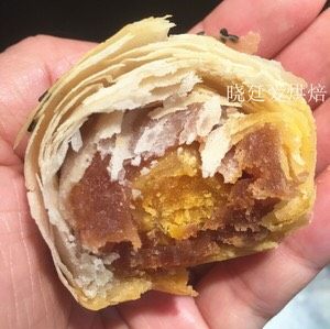 烘焙蛋黄酥
,想优雅的咬开很难,因为真的太酥了,右侧有一部分变黄是蛋黄流油
