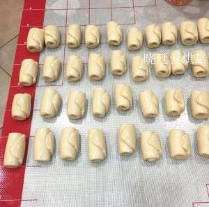 烘焙蛋黄酥
,二次擀卷完成,盖上保鲜膜松弛十分钟