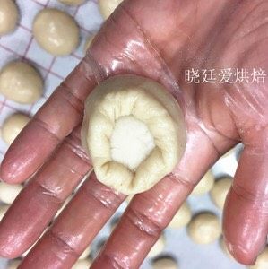 烘焙蛋黄酥
,这个地方不太好描述,事实上不是包,是用虎口收的