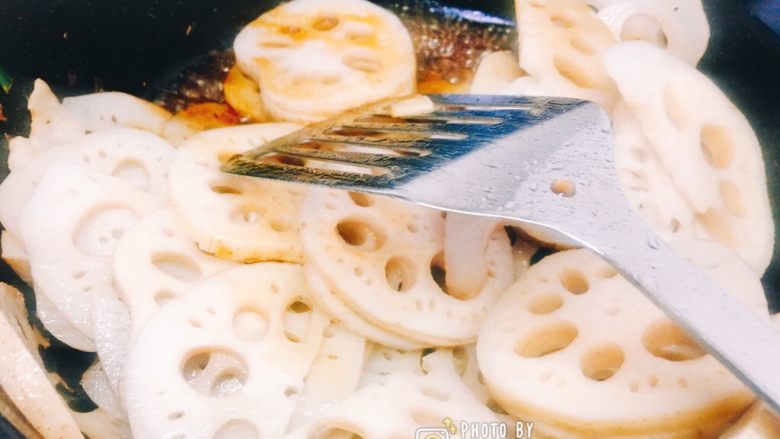 糖醋藕片(爱吃醋人士首选),倒入调好的糖醋汁,继续翻炒。