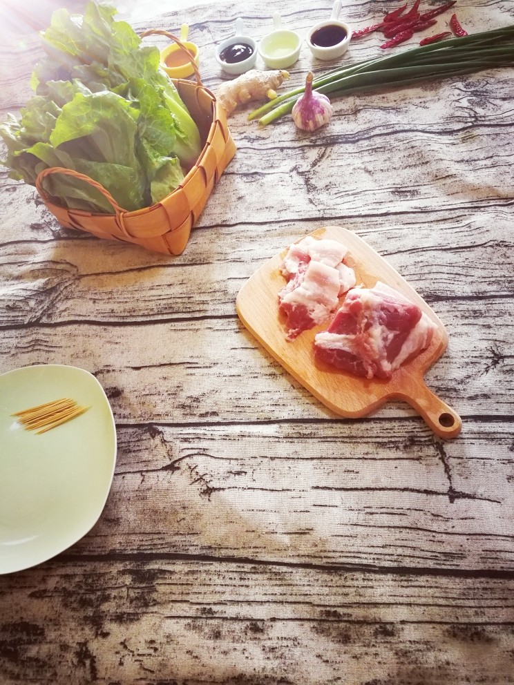 牙签肉生菜绝配,将肉洗干净,切成薄片