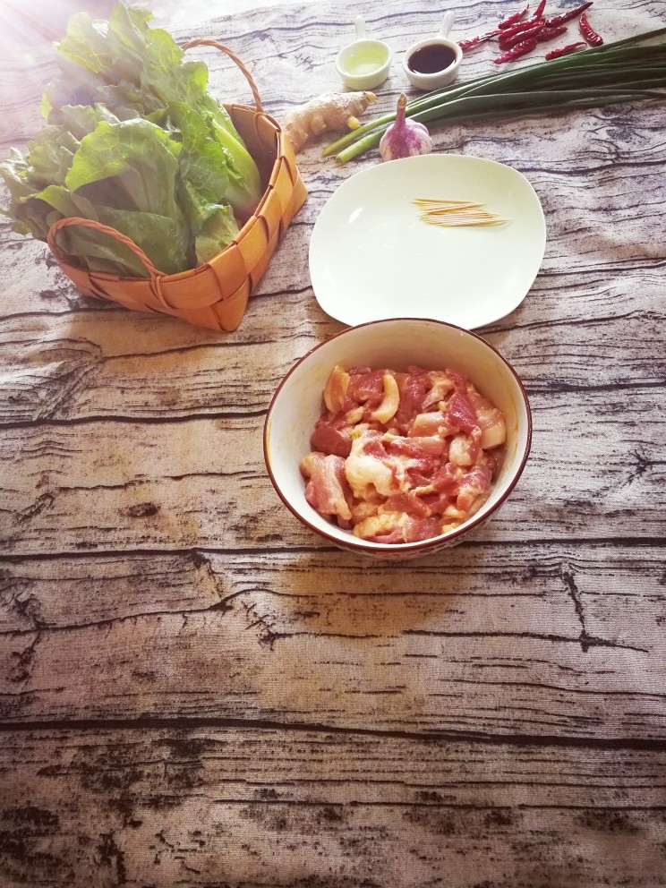 牙签肉生菜绝配,放<a style='color:red;display:inline-block;' href='/shicai/ 718'>料酒</a>,耗油,生粉,腌制十五分钟
