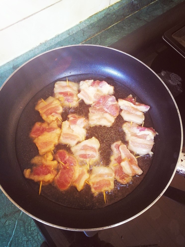 牙签肉生菜绝配,油温七层,放入牙签肉,