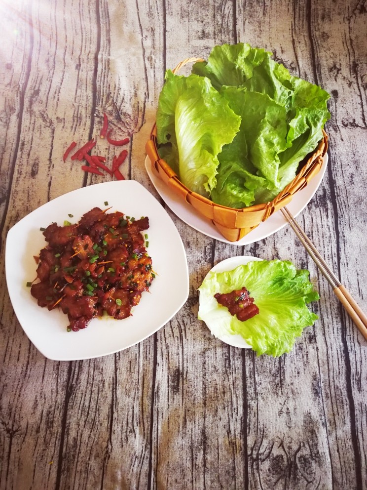 牙签肉生菜绝配,牙签肉完成,可以单吃,也可以配<a style='color:red;display:inline-block;' href='/shicai/ 121'>生菜</a>,味道棒极了,不要去烧烤店,自己在家操作