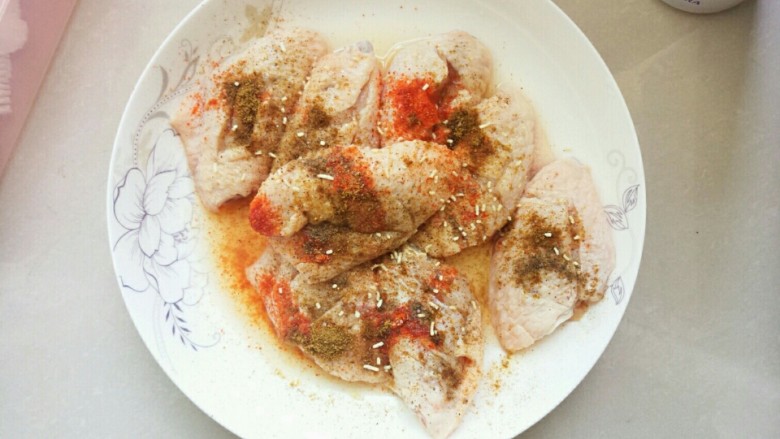 炸鸡翅,开始加料！  以下步骤不分前后顺序             <a style='color:red;display:inline-block;' href='/shicai/ 718'>料酒</a>5小勺或者6小勺
白胡椒粉15g(没有白胡椒黑胡椒也可以)
<a style='color:red;display:inline-block;' href='/shicai/ 761'>辣椒粉</a>15g(看个人接受能力)
<a style='color:red;display:inline-block;' href='/shicai/ 146542'>孜然粉</a>15g                                                         <a style='color:red;display:inline-block;' href='/shicai/ 756'>鸡精</a>适量
<a style='color:red;display:inline-block;' href='/shicai/ 744'>五香粉</a>15g                                                         盐适量
