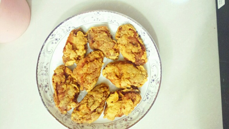 炸鸡翅,起油锅！
油的量得满过鸡翅
先起中火  锅开始冒泡泡就开始把鸡翅放进去
鸡翅放入中火中大概五分钟左右(为了避免过焦或者不熟，期间要翻翻面换换个个鸡翅的位置，就是不能闲翻腾翻腾鸡翅)
为了让鸡翅更加酥脆我们需要复炸
复炸前先把鸡翅捞起来把火关了重新开，这次是开大火！大火🔥复炸！
待锅里起泡泡后把鸡翅倒入炸40秒左右
捞起结束！
这就完成了一道炸鸡翅！