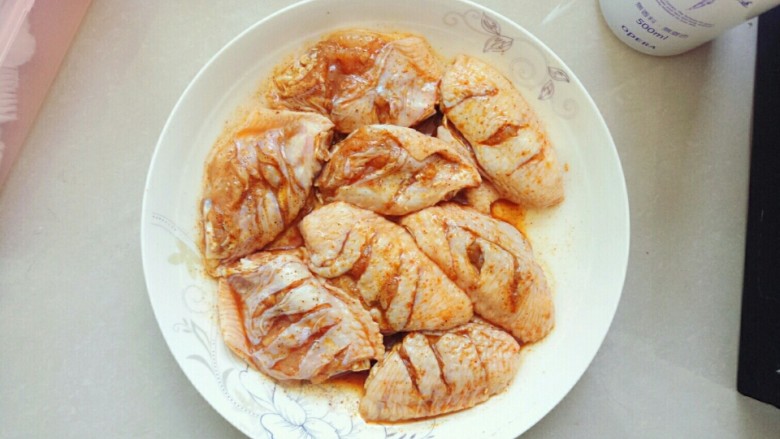 炸鸡翅,把所有材料加入<a style='color:red;display:inline-block;' href='/shicai/ 4983'>鸡翅中</a>后
开始按摩鸡翅
这是为了鸡翅更好入味
大约按摩个15分钟左右
尽量把粉料涂抹在切了小口的肉缝隙里