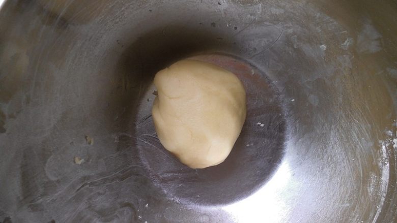 蛋黄酥黄油版,将油酥材料和成团就可以了。揉好的油酥 盖上保鲜膜禁置松弛一小时,夏天做的时候 建议放进冰箱冷藏松弛一小时