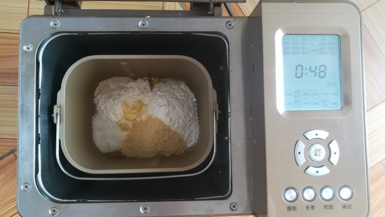 黄豆粗粮迷你汉堡,主配方中所有材料按照先液体再粉末的顺序放入面包机里,选择发面程序48分钟