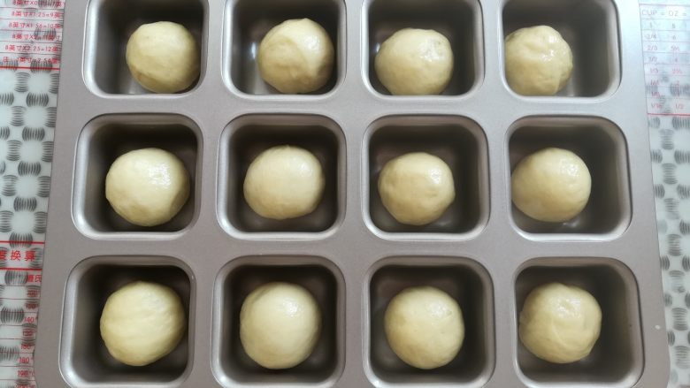 黄豆粗粮迷你汉堡,把所有的面团全部放入模具里,进烤箱选择发酵30分钟