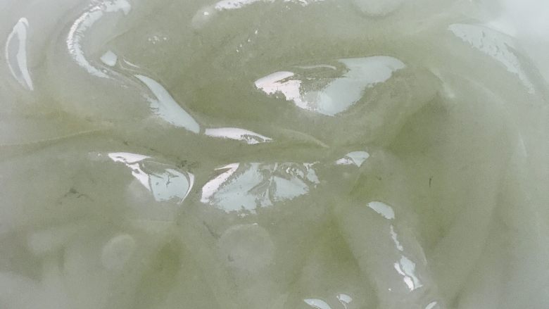 凉拌大拉皮,用凉水泡十分钟