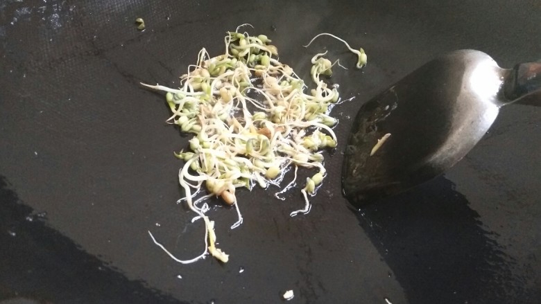 薯粉世家,放油炒豆芽(小火炒半熟)