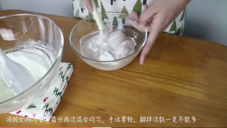 酸奶溶豆豆,分两次混合酸奶糊和蛋白霜。手法一定要轻,先将1/2的蛋白霜与酸奶糊混合,不需要彻底拌匀,即便有一点点蛋白霜块也没有关系,这里真的切忌翻拌过度