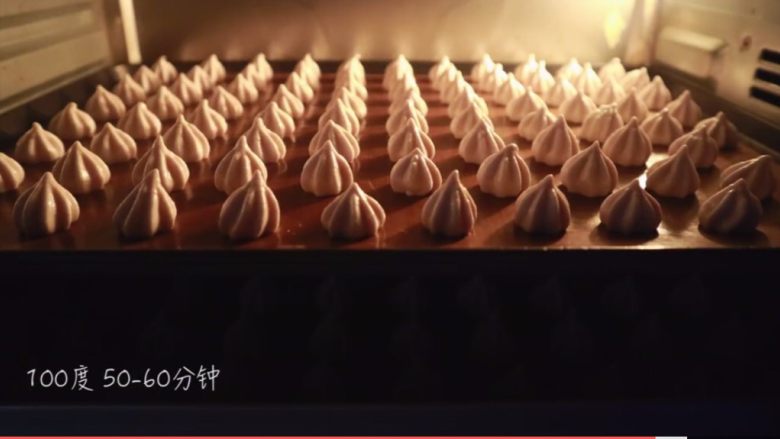 酸奶溶豆豆,放入烤箱100度烤50-60分钟,低温烤透
如果同时烤两盘,时间要延长
烤透的溶豆可以轻松的从油布上拿下来