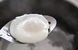 水波蛋,关火,盖上锅盖,焖煮4分钟后,用漏勺将荷包蛋轻轻舀出。