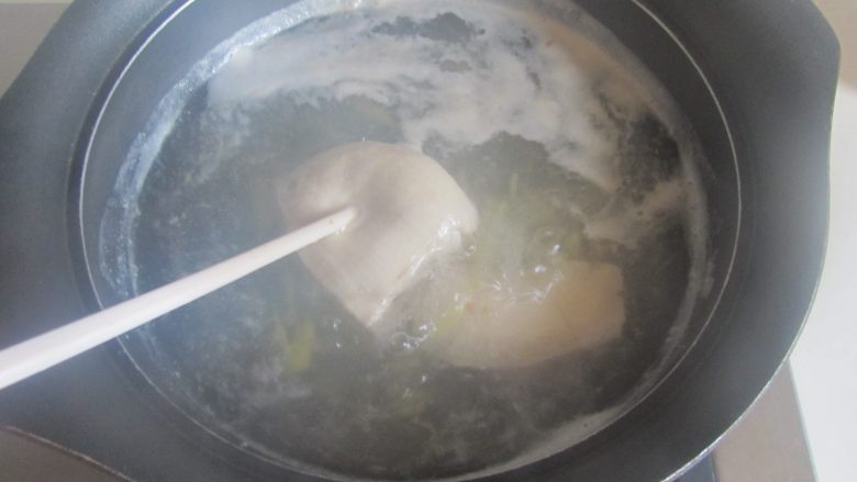 莴苣木耳拌鸡丝,鸡脯肉煮到筷子很容易插进去且没有血丝出来即可;