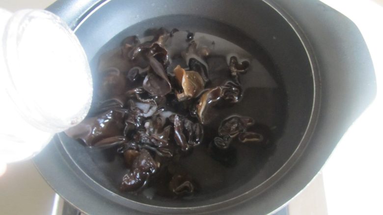 莴苣木耳拌鸡丝,<a style='color:red;display:inline-block;' href='/shicai/ 136'>黑木耳</a>放入冷水水锅中焯熟后切成细丝, 焯时加入点盐;