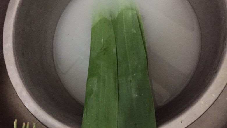 紫米粽子,洗净粽叶