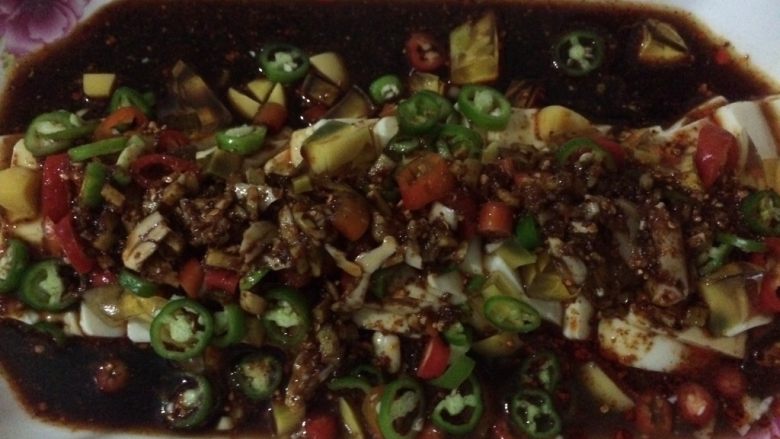 皮蛋豆腐,调汁：酱油适量，盐，味精，醋适量，再放入辣椒油搅拌均匀浇在豆腐上面即可食用