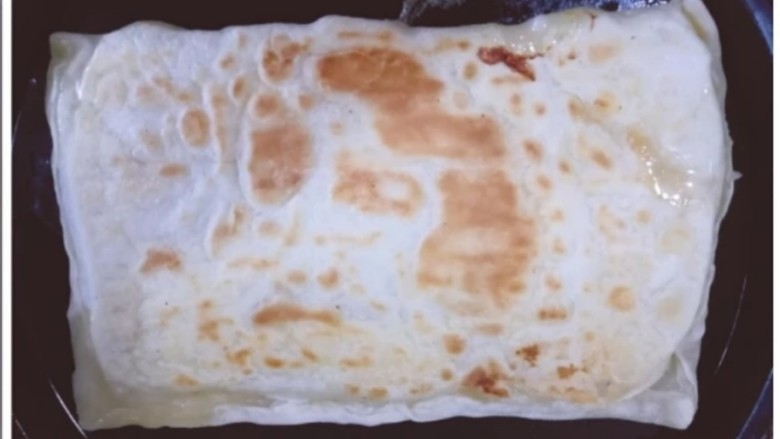 香蕉水果薄脆饼,电饼称或平底锅里抹少许底油,放入水果饼,煎至两面金黄即可。
