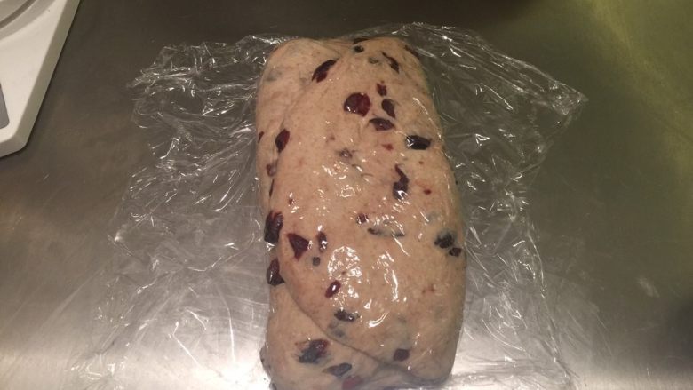 黑麦蔓越莓软欧,将面团排气,折三折,盖上保鲜膜静置15分钟