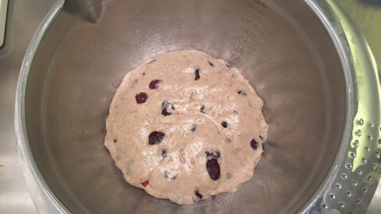 黑麦蔓越莓软欧,整圆放入盆内,盖上保鲜膜进行一发至2-2.5倍大(我室温26度发了60分钟)