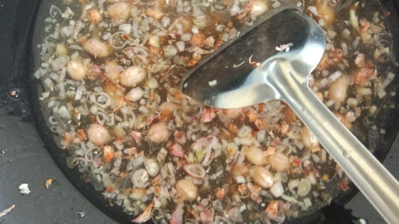 咸肉粽,倒进锅里以后,倒进提前跑好的糯米,这里糯米要提前力感水分,煮一下