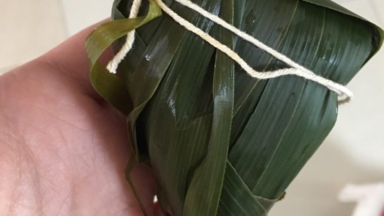 端午肉粽,用棉线扎好,一个完整的粽子就做好了