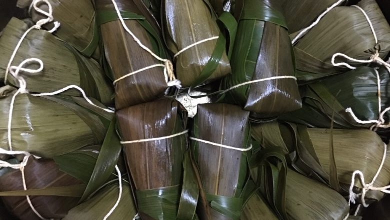 端午肉粽,全部包好后,在大锅里摆放整齐,加水,必须没过粽子,开锅后小火煮两个半小时,中途水不够要再加些开水,煮好后不要取出来,如果是晚上煮,可以在锅里闷到第二天早上取出