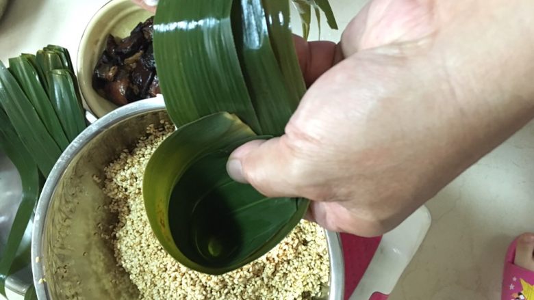 端午肉粽,取三片粽叶叠放,这样卷出一个小碗(大粽叶两片就可以)