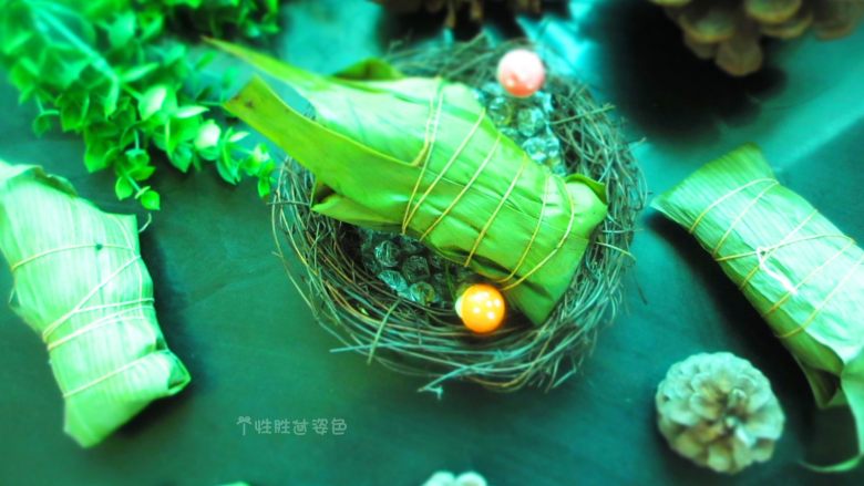 五花肉粽,把包好的棕子放到高压锅,加入水,刚好没过棕子,大火上气后转中火,大约一小时后关火,待自然冷却开盖。开吃!