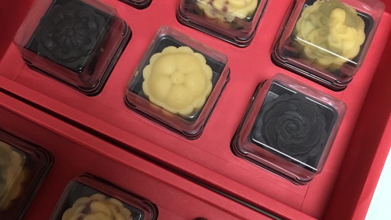 翡翠绿豆冰糕,放入礼盒,送人美美哒,记得要冷藏保存哦!
