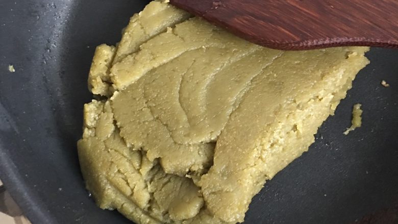 翡翠绿豆冰糕,抹茶的和原味的一样,炒到可以抱团,出锅凉凉