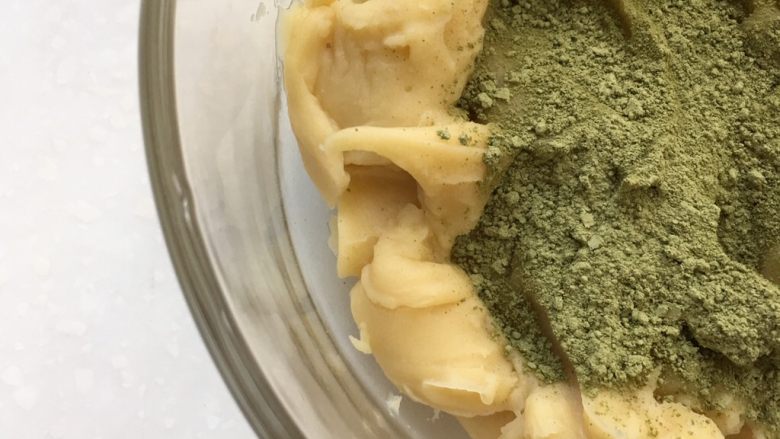 翡翠绿豆冰糕,趁温热时取适量绿豆泥加入少许抹茶粉,混合均匀