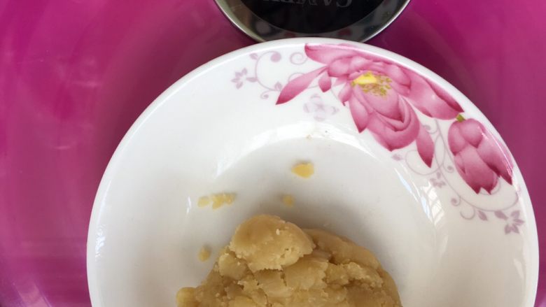 翡翠绿豆冰糕,取35克绿豆沙,你也可以做50克一个的成品,个人觉得太厚了不好看